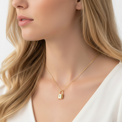 Initial Halskæde "Gold Lock"