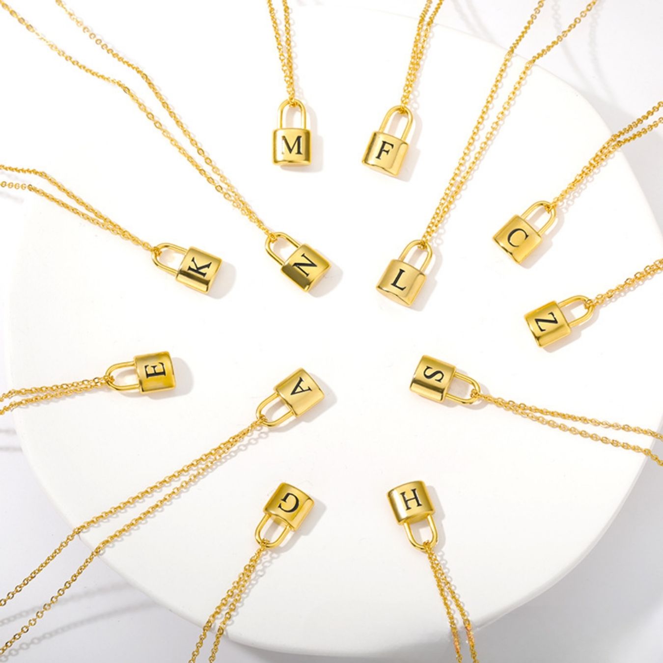 Initial Halskæde "Gold Lock"