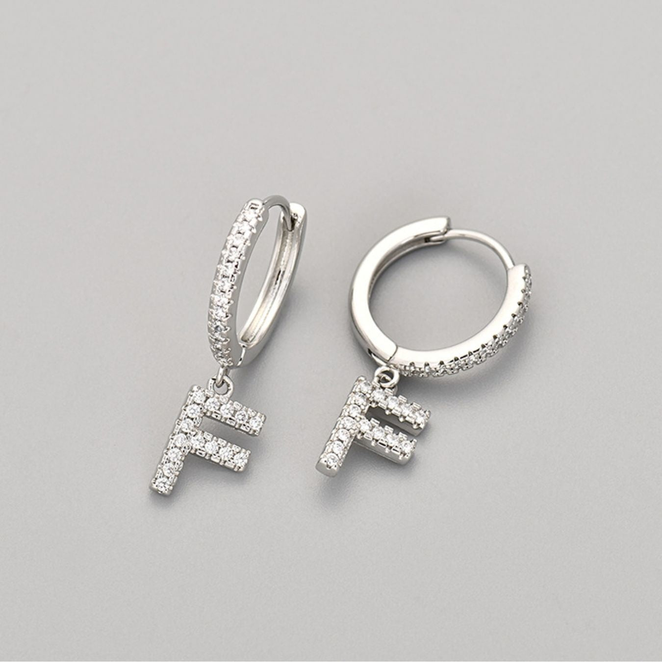 Initial øreringe "Crystal"