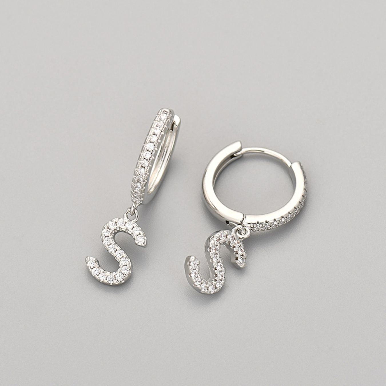 Initial øreringe "Crystal"