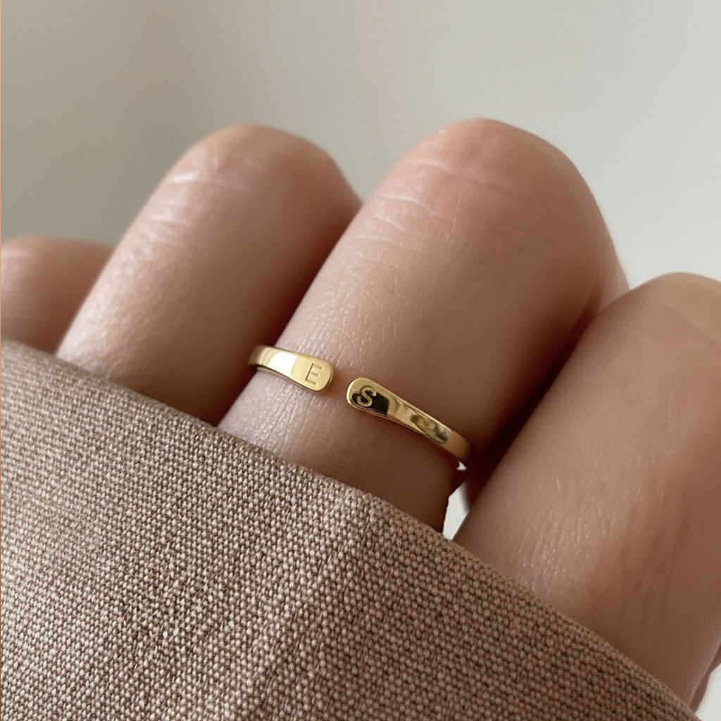 Justerbar Initial Ring "Whisper"
