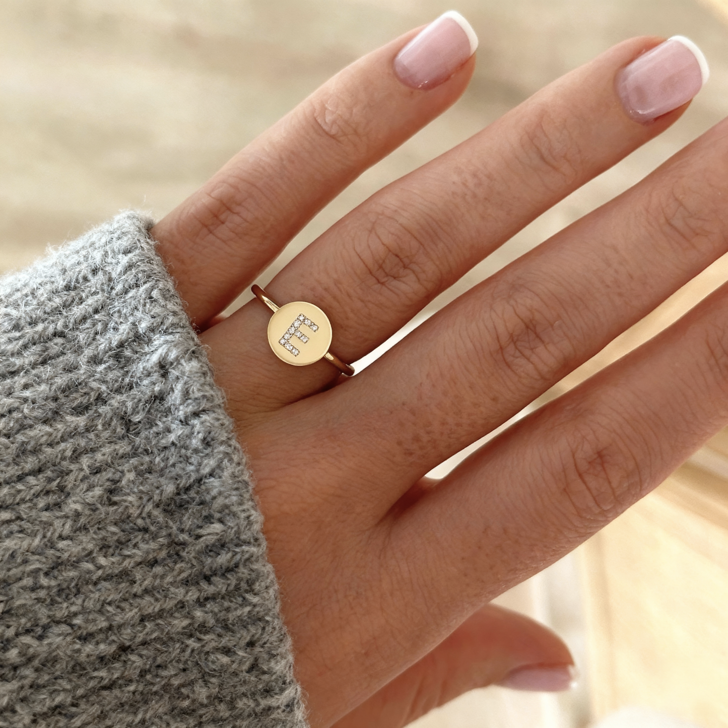 Justerbar Initial Ring "Gold Shine"